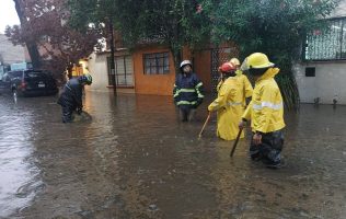 Colapsan vialidades y transporte por lluvias en Valle de México