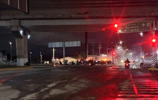 Cumple 11 horas bloqueo en Tonanitla, autoridades no los han disuadido