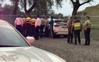 Derriba camioneta señalamientos cerca de la Pirámide de la Luna