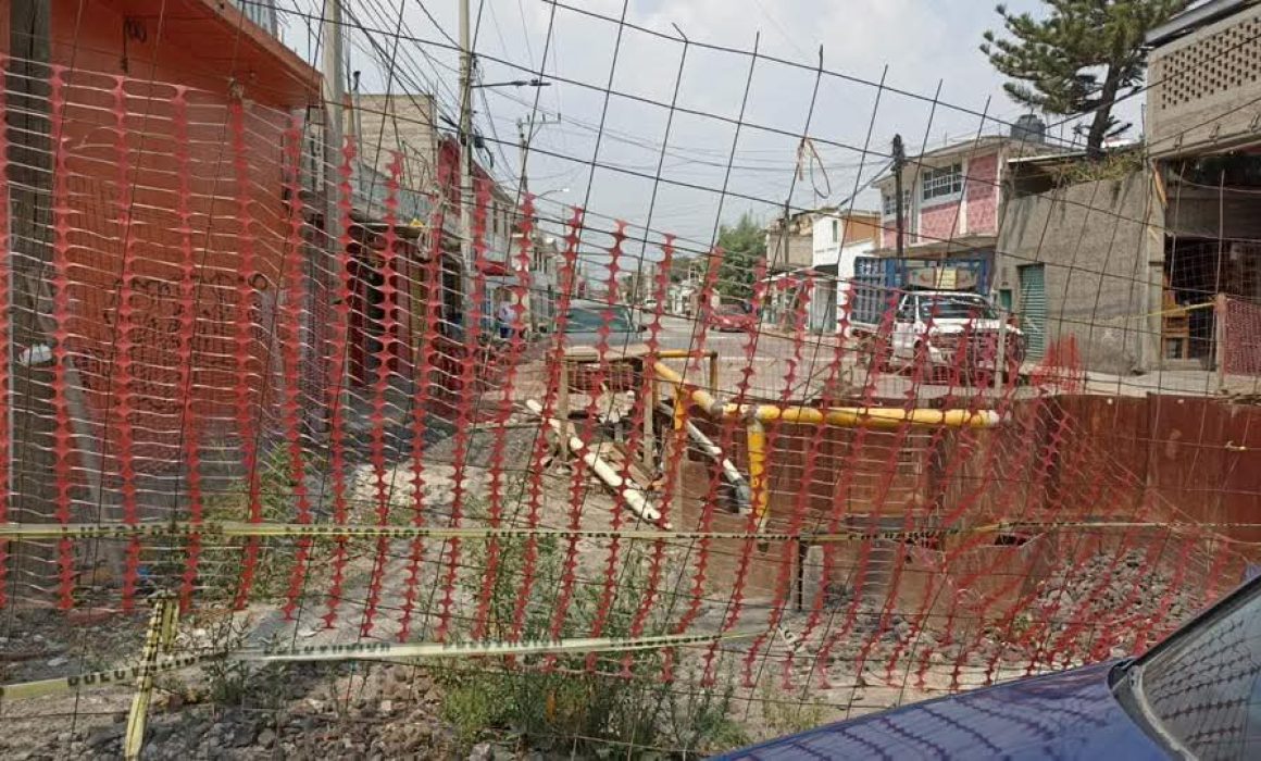 Derriban vecinos bloqueos en obra en Tlapacoya; llevaba meses inconclusa