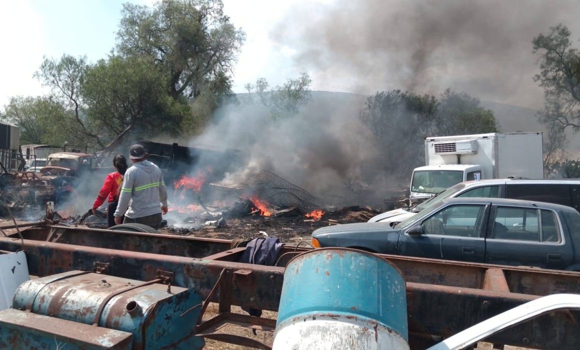 Desata temor incendio de llantas cerca de gasera en San Martín