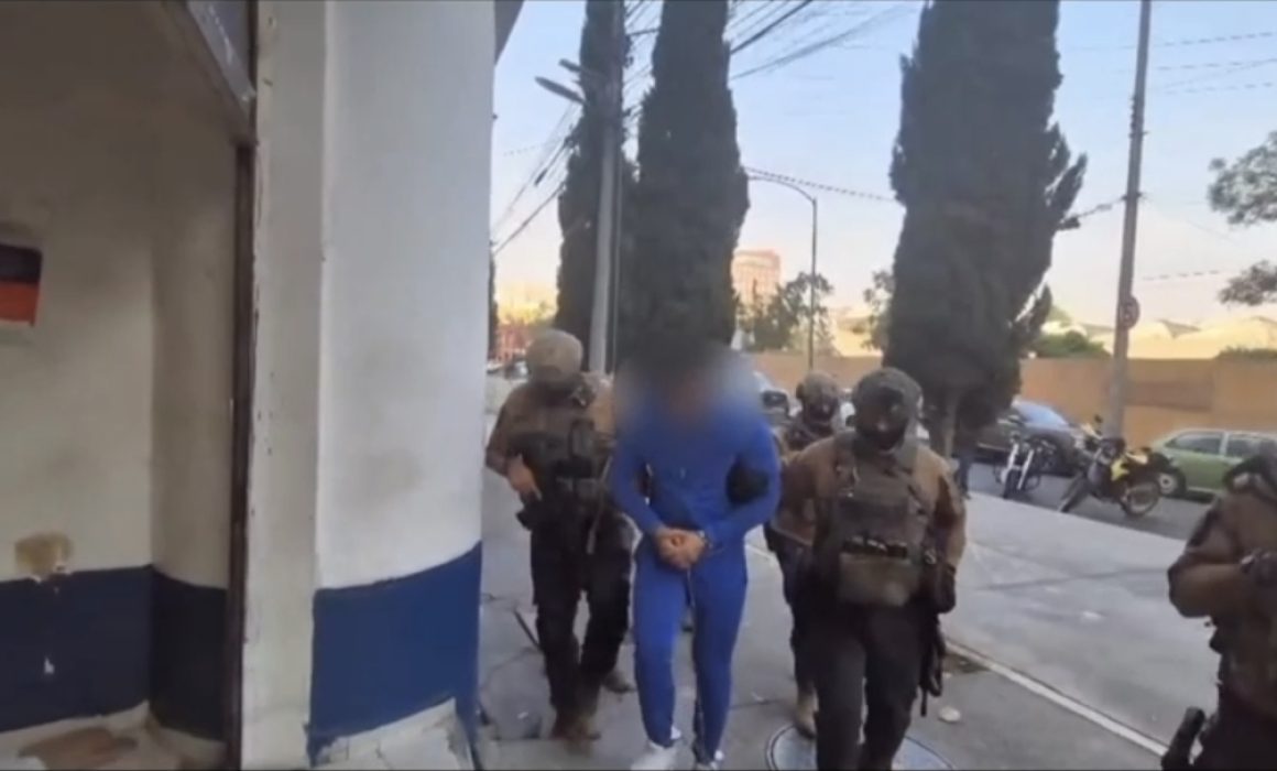 Detienen en AICM a El Deivid, presunto líder de La Chokiza