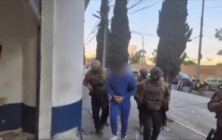 Detienen en AICM a El Deivid, presunto líder de La Chokiza