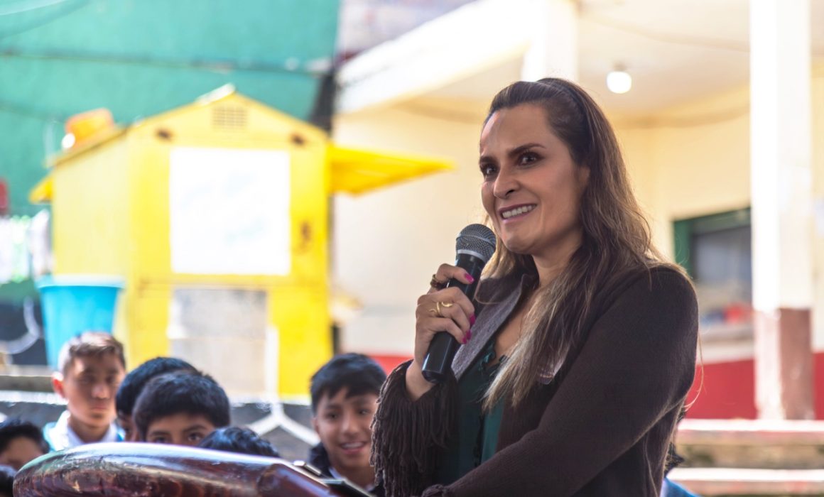 Entrega Erika Olea techumbre en secundaria de Coatepec de las Bateas