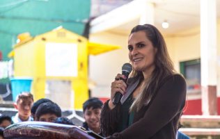 Entrega Erika Olea techumbre en secundaria de Coatepec de las Bateas