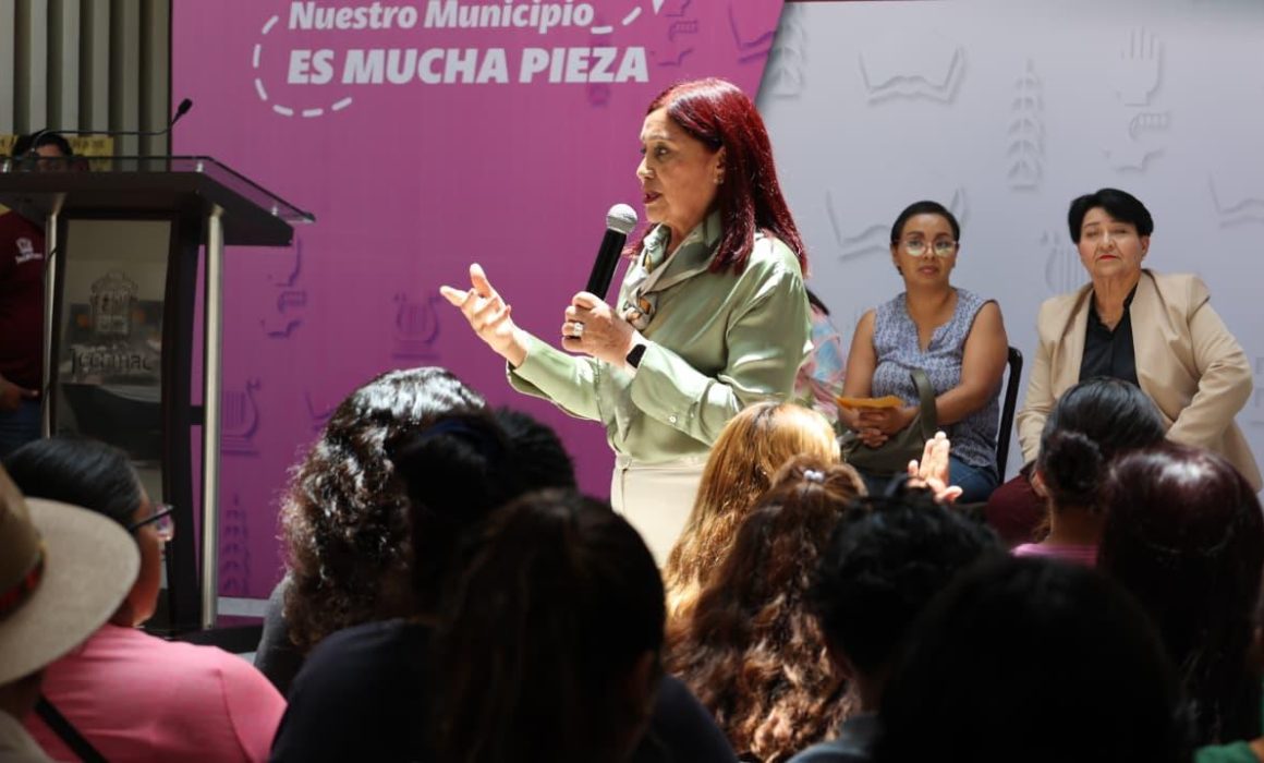 Entrega Rosi Wong apoyos a familias afectadas por lluvias e incendios