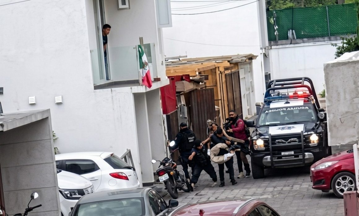 Exhiben colusión policial; patrulla de Toluca escolta 1