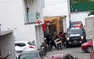 Exhiben colusión policial; patrulla de Toluca escolta 1