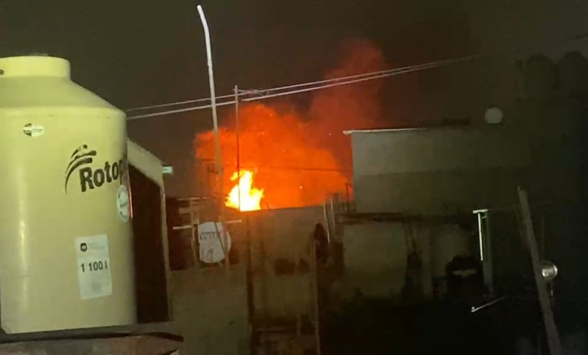 Explota transformador y causa incendio en Neza; deja a calles sin luz
