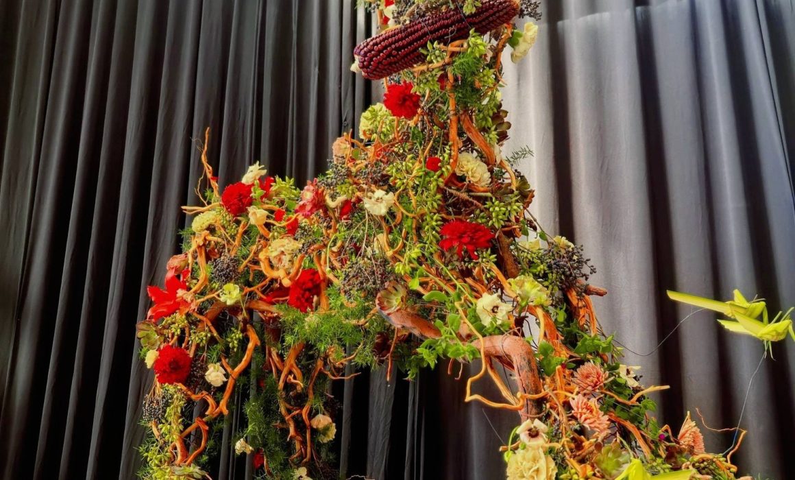 Exponen Las Manos que ofrendan el arte floral
