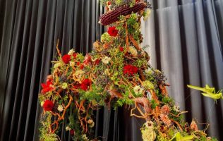 Exponen Las Manos que ofrendan el arte floral