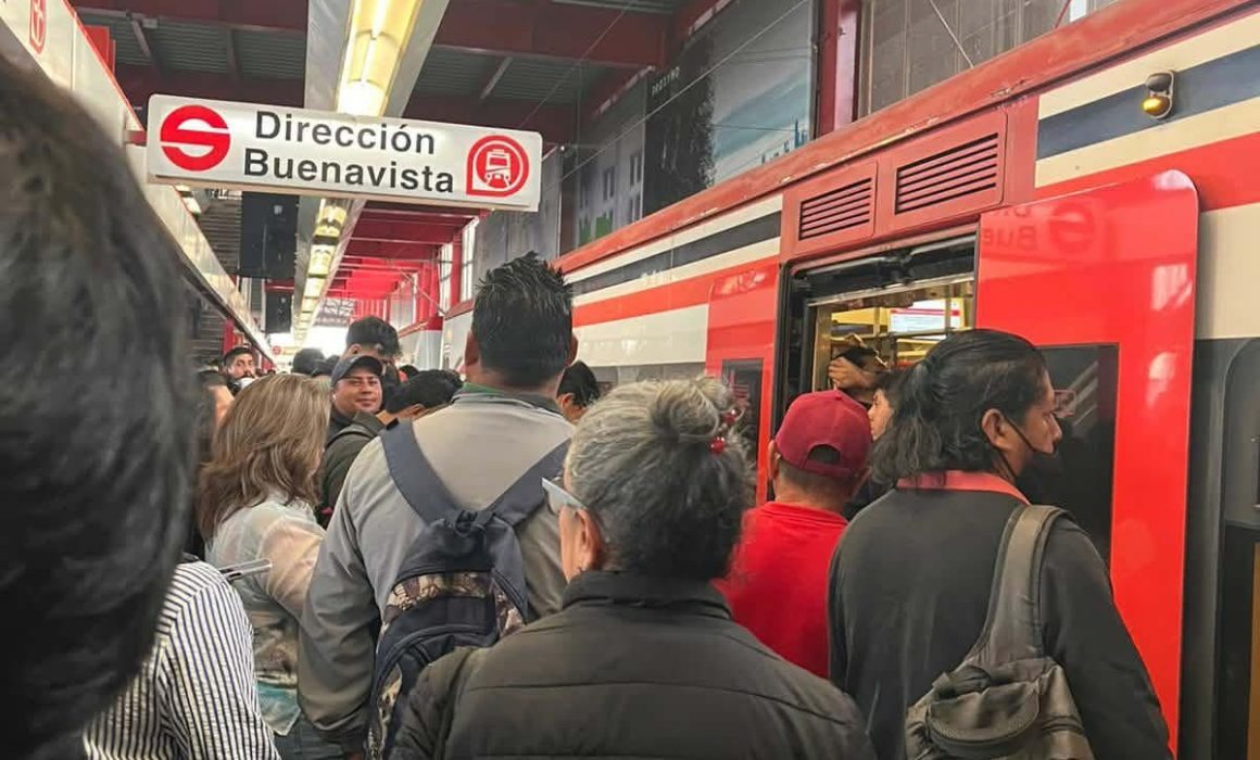Fallan de nuevo trenes del Suburbano y dejan varados a los usuarios