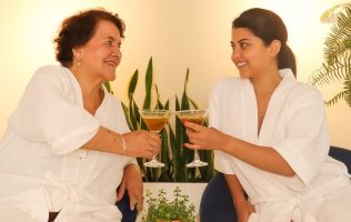 Festejan de manera diferente a mamá con spa y viajes