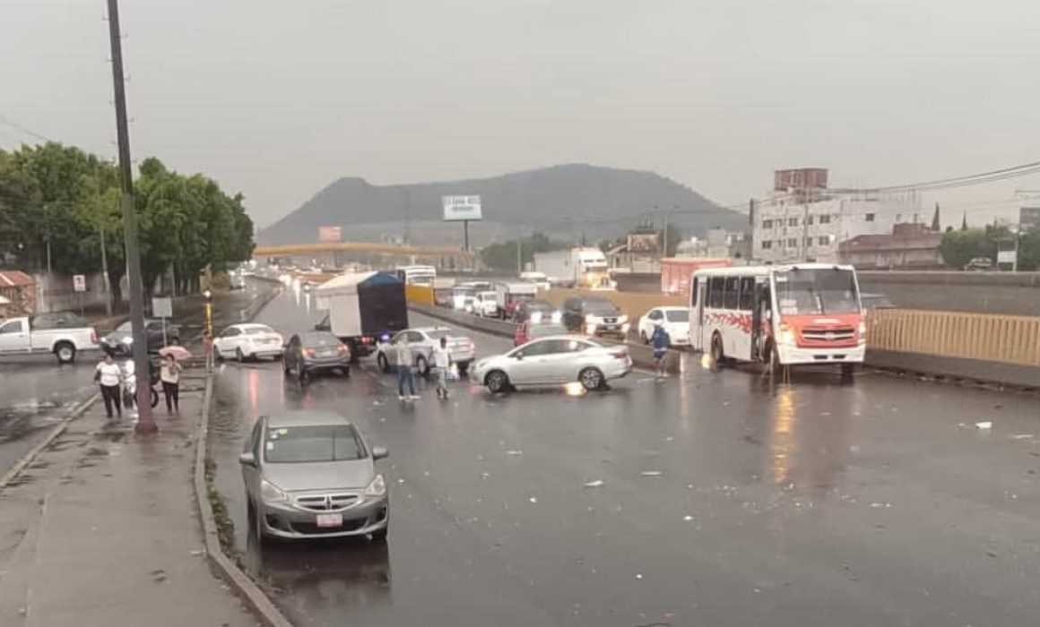Granizada e inundaciones colapsan vialidades en oriente del Edomex