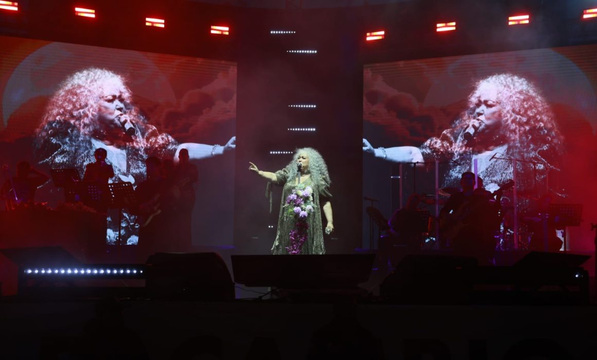Hace vibrar Amanda Miguel a miles de madres en Ecatepec