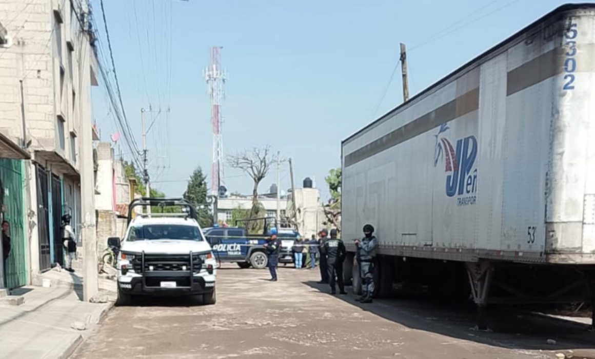 Hallan feto embolsado; los perros peleaban por él en Toluca