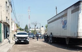 Hallan feto embolsado; los perros peleaban por él en Toluca