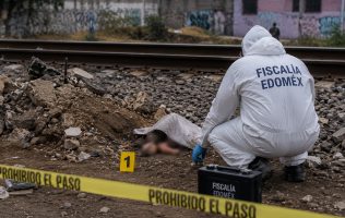 Hallan feto enterrado junto a vías del tren en Toluca