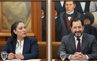 Honran Azucena Camacho y Paco Vázquez labor de los albañiles en Edomex