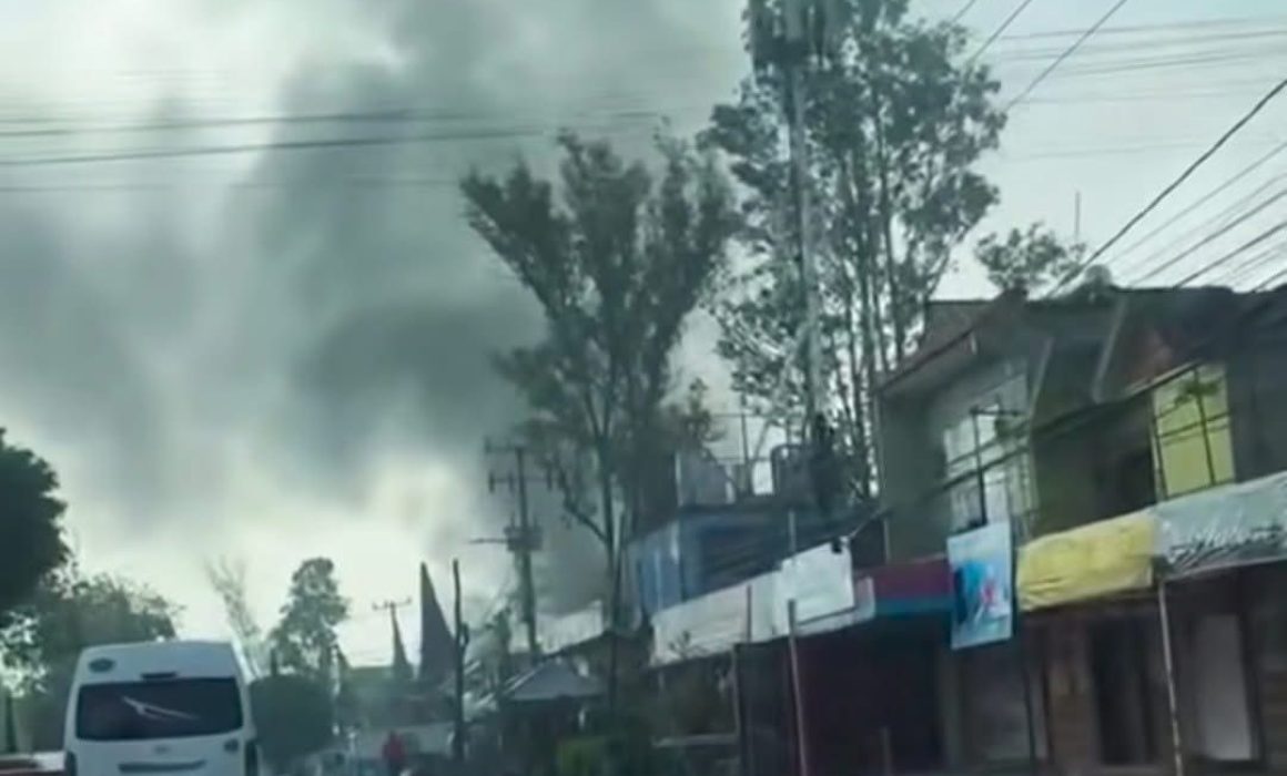 Impacta incendio en casa de Izcalli; captan intensa columna de humo