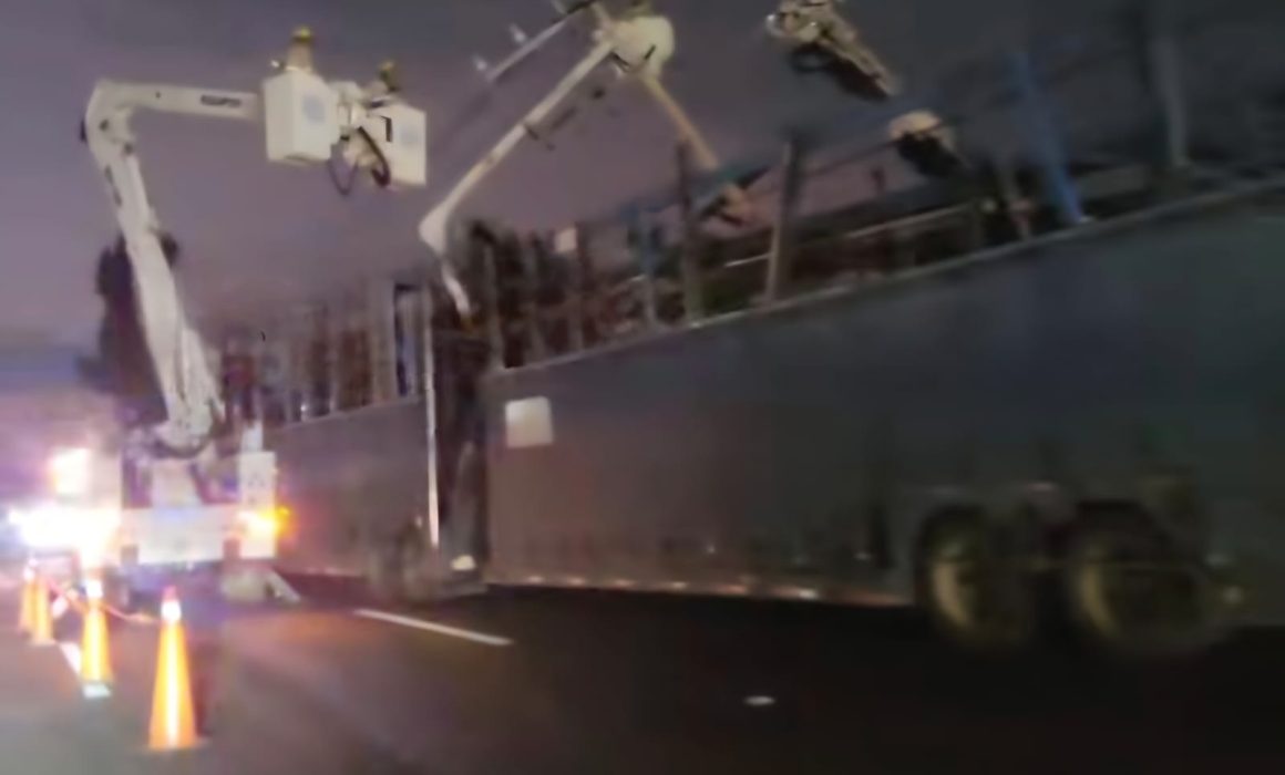 Impacta tráiler nodriza poste y deja sin luz varias zonas de Texcoco