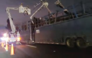 Impacta tráiler nodriza poste y deja sin luz varias zonas de Texcoco