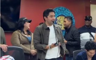 Intercambia Luis Miranda estampas del Mundial 2026 con niños