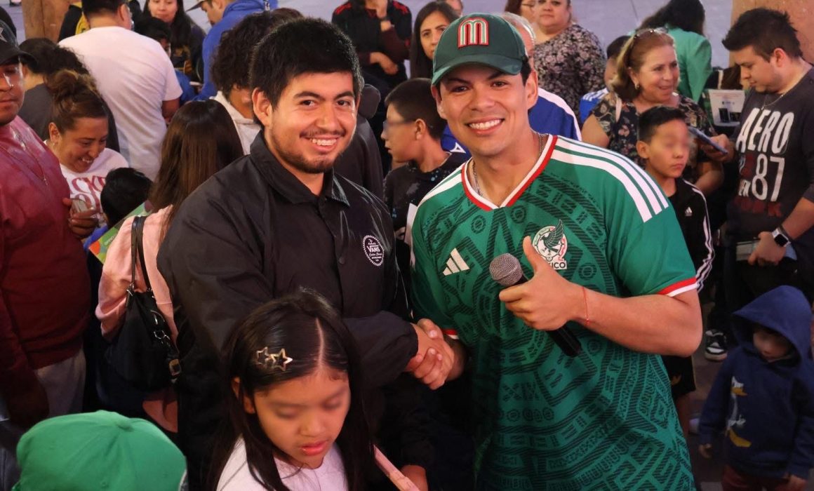 Invita Paco Mercado a intercambio de estampas y rifa mundialista