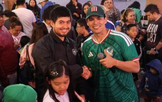 Invita Paco Mercado a intercambio de estampas y rifa mundialista