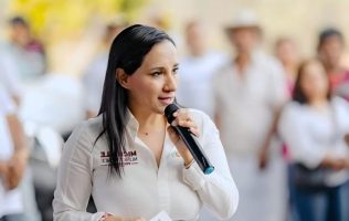 Llama Michelle Núñez a concluir trabajos carreteros en Valle de Bravo