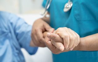 Mantiene Pfizer resultados positivos a siete años en cáncer de pulmón