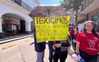 Marchan trabajadores en Toluca por demandas laborales