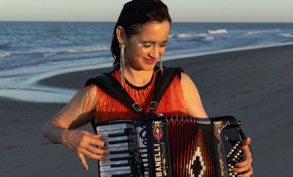 Muestra Julieta Venegas su lado 'Norteña' en música y libro