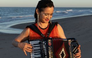 Muestra Julieta Venegas su lado 'Norteña' en música y libro