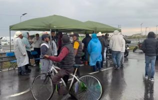 Ni fuerte lluvia retiró el bloqueo de ejidatarios en vialidad del AIFA