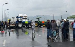 Persisten bloqueos en Tonanitla y complican acceso al AIFA