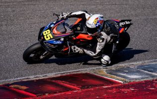 Piloto poblano Leonardo Cruz compite en pistas de Italia
