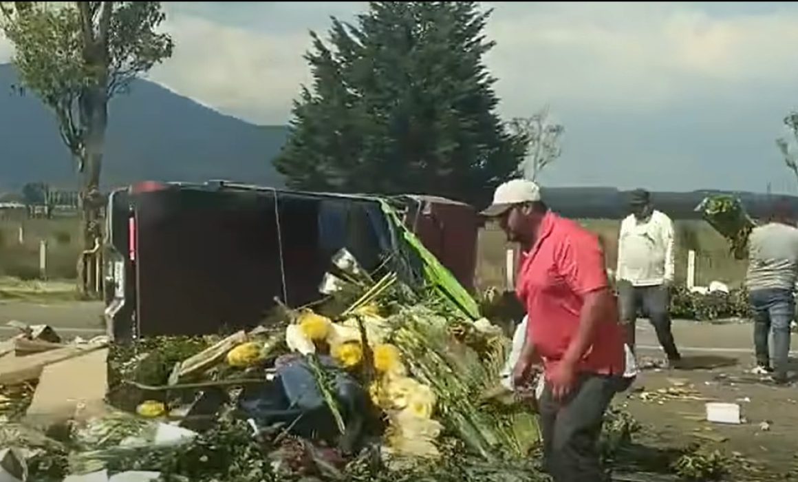 Ponen el ejemplo y levantan flores tras volcadura en Toluca-Atlacomulco