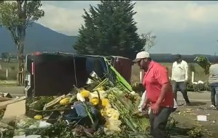 Ponen el ejemplo y levantan flores tras volcadura en Toluca-Atlacomulco
