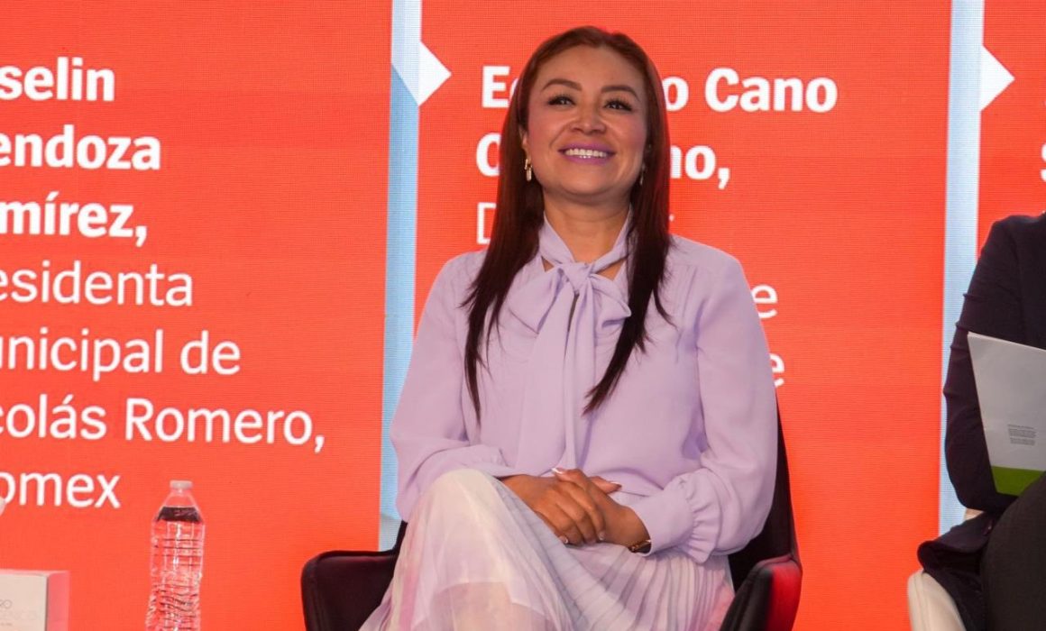 Presume Yoselin Mendoza éxito de papel mientras Nicolás Romero se hunde
