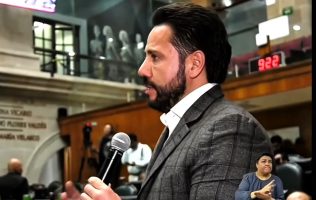 Propone Anuar Azar límites al uso de celulares en escuelas