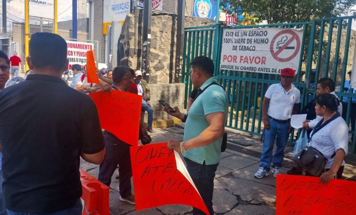 Protestan en HGZ 53 de Los Reyes La Paz por presunta falta de atención