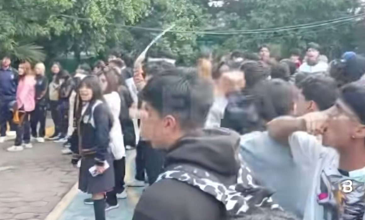 Protestan estudiantes de Prepa 7 en Los Reyes La Paz; exigen seguridad