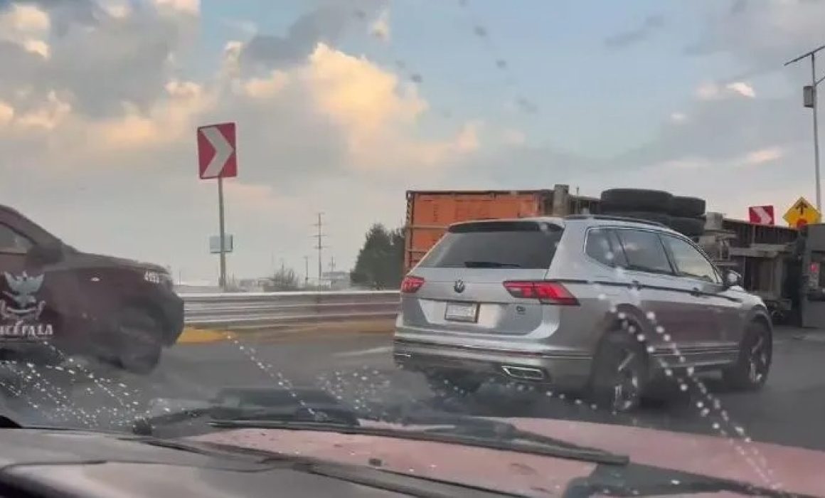 Provoca caos vial volcadura de tráiler con telas en la Toluca-Naucalpan