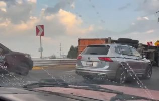 Provoca caos vial volcadura de tráiler con telas en la Toluca-Naucalpan