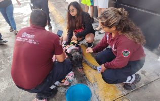 Provocan motocicletas incendio en Tecámac; bomberos salvan a un perrito
