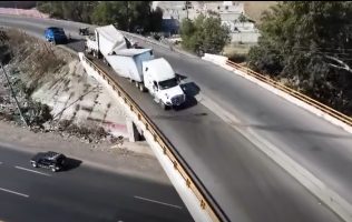Queda varado con toneladas de sandía tras percance en Texcoco-Lechería
