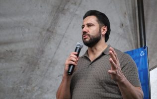 Recorre Anuar Azar colonias de Atizapán con el Carnet de Apoyo Familiar