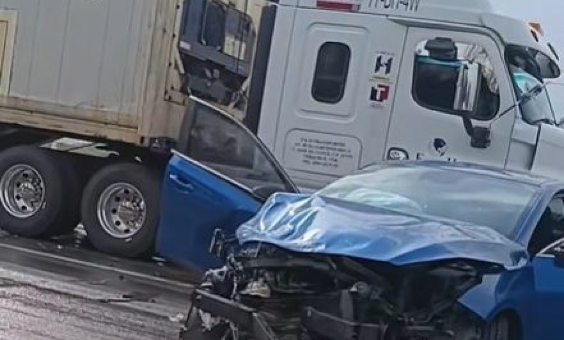 Reportan carambola de tres camiones y dos autos en Texcoco