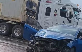 Reportan carambola de tres camiones y dos autos en Texcoco